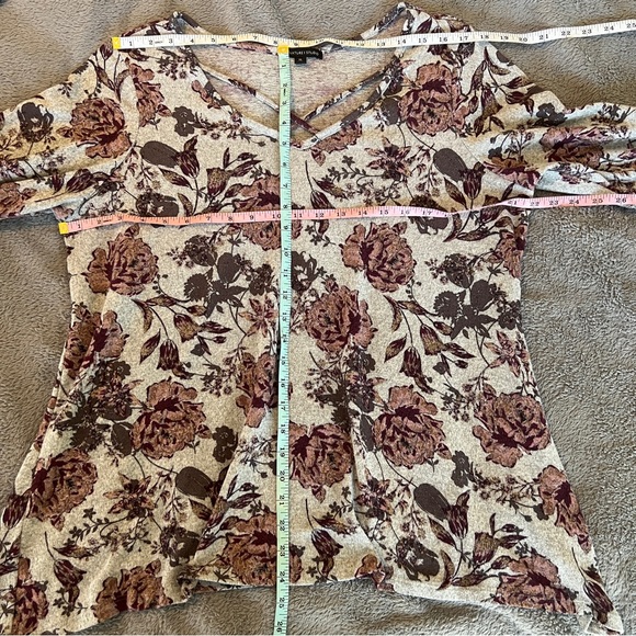 Signature Studios XL Crisscross V-neck 3/4 Sleeve Knit Top Gray Pink Roses - Picture 6 of 11